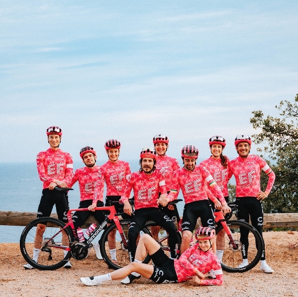 Новая велоформа команды EF Education-EasyPost на 2025 год