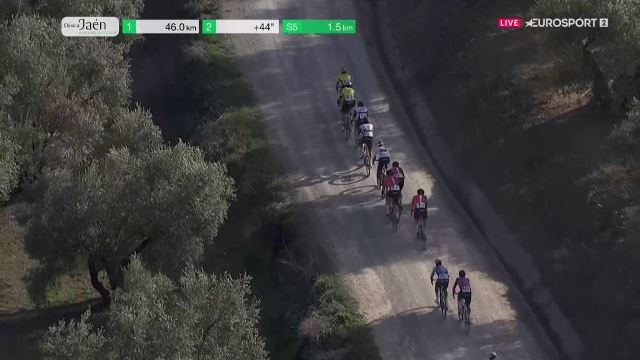 Эган Берналь сломал ключицу при падении на Классике Хаэна-2025