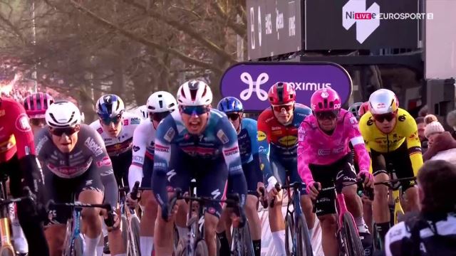 Поль Манье и Яспер Филипсен на подиуме Omloop Nieuwsblad-2025