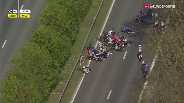 Матье ван дер Пулу пришлось догонять пелотон после завала на Туре Фландрии-2025