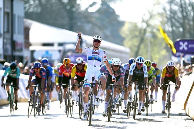 Тим Мерлир второй год подряд выиграл классику “Scheldeprijs”