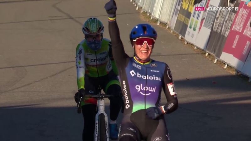 Люсинда Бранд — победительница первого этапа Кубка мира по велокроссу-2025/26 в Таборе