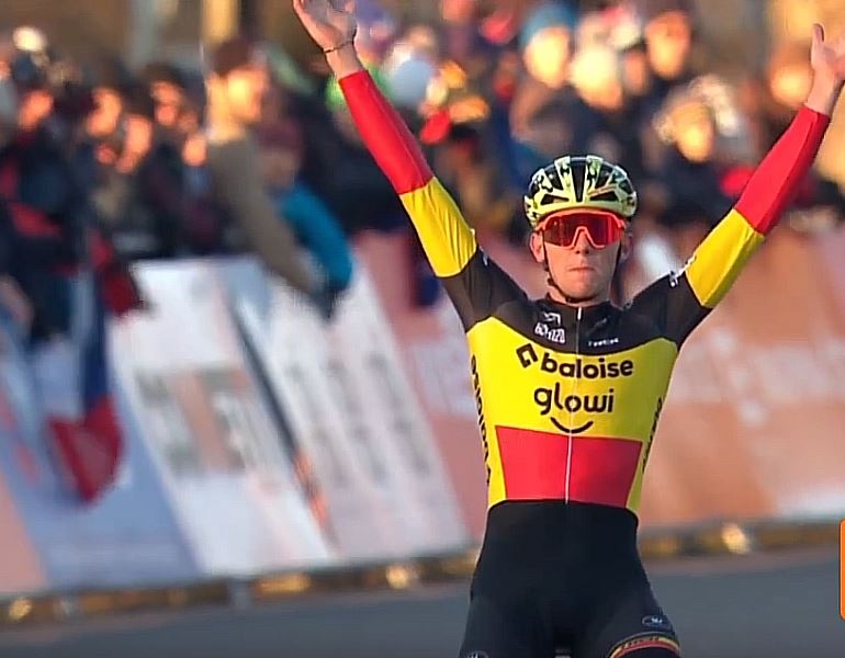 Тибо Нис — победитель этапа Кубка мира по велокроссу сезона 2025/26 в Таборе