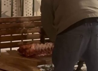 «Где написано, что нам этого делать нельзя»: четверо мигрантов зарубили барана на детской площадке в Москве — БлокнотРУ — Мигранты в России последние новости. Мигранты в России. Мигранты в Москве последние новости. Мигранты. Мигранты в России последние новости на сегодня. Мигранты новости. Восстание мигрантов в России. Мигранты в Москве последние новости на сегодня. Мигранты последние новости на сегодня. Статистика преступлений мигрантов в России 2025. Новости о мигрантах. Новости про мигрантов.