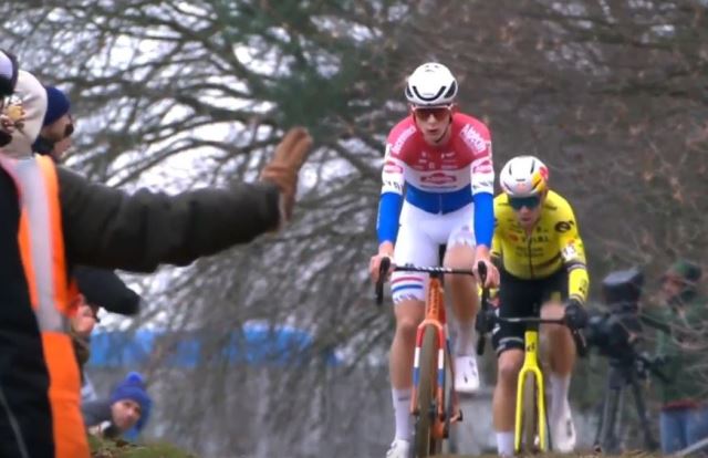 Тибор дель Гроссо выиграл велокросс Telenet Superprestige-2025 в спринте у Ваута ван Арта