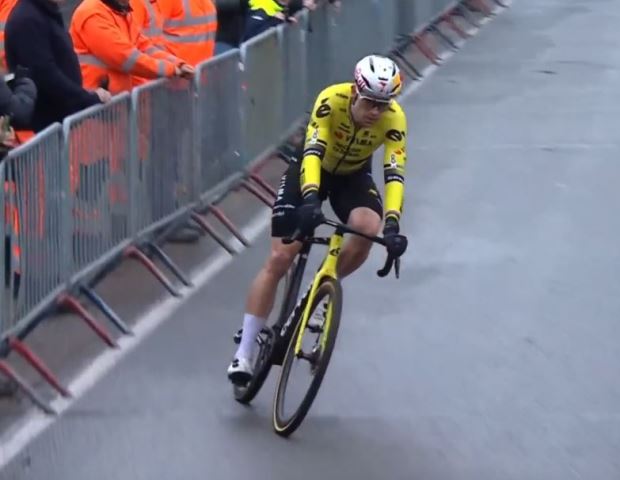 Неудача Ваута ван Арта - два прокола и 10-е место на  X²O Badkamers Trofee Azencross-2025