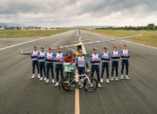 Сила педалей: впервые в истории велогонщики Red Bull Bora-hansgrohe подняли самолёт в воздух