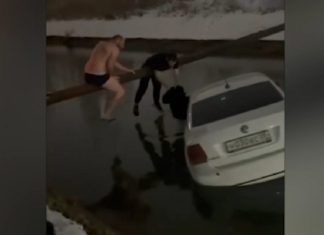 «Настоящие герои»: в Махачкале мужчины спасли женщину и ребенка из тонущего автомобиля