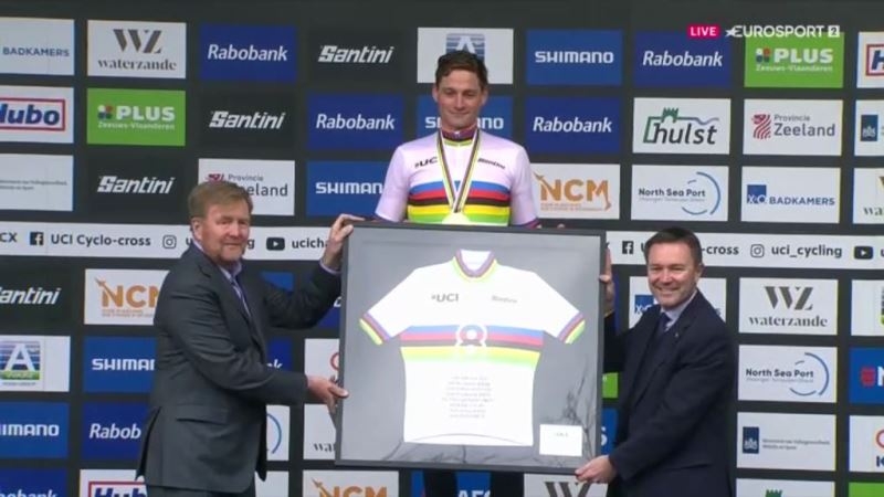 Матье ван дер Пул завоевал в Хюлсте рекордный восьмой титул чемпиона мира по велокроссу