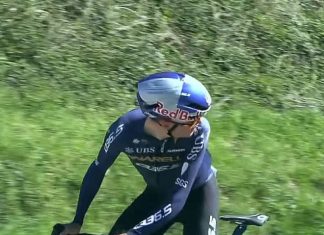 «Никто не знал, что я там»: Том Пидкок чудом не пострадал, улетев в овраг на Вуэльте Каталонии-2026