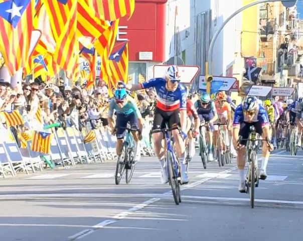 Дориан Годон выиграл 1-й этап Вуэльты Каталонии-2026, опередив Ремко Эвенепула