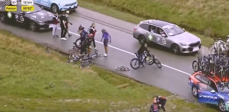 День потерь Tudor на Omloop Nieuwsblad-2026: перелом бедра у Штефана Кюнга, выбитые зубы Рика Плёймерса