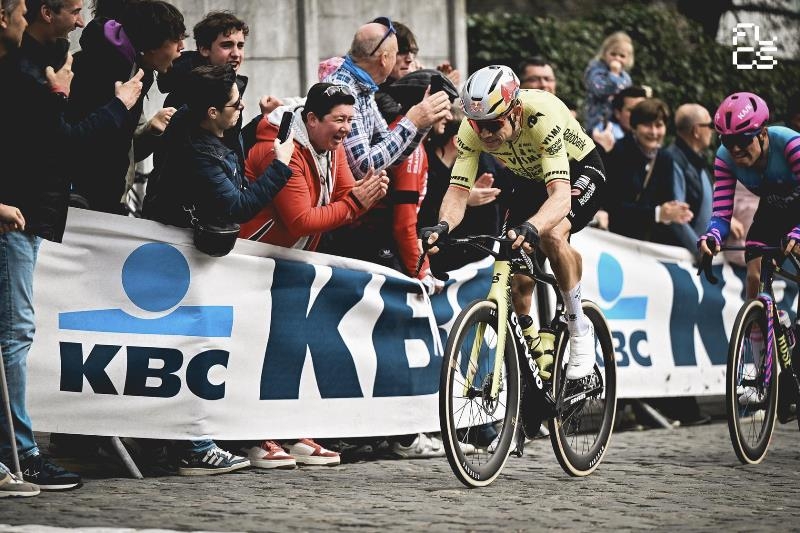 150 метров до победы &ndash; Ваут ван Арт финишировал 2-м на Дварс доор Фландерен-2026