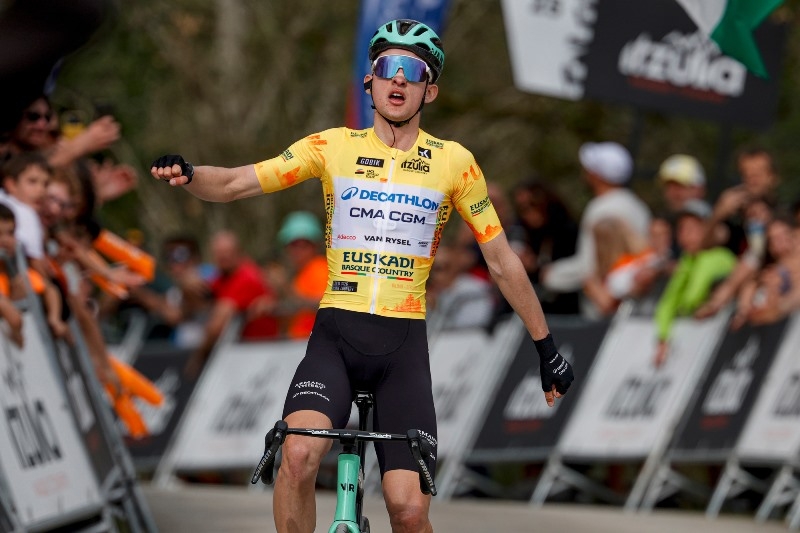 Поль Сэксас выиграл сольным отрывом 2-й этап Тура Страны Басков-2026