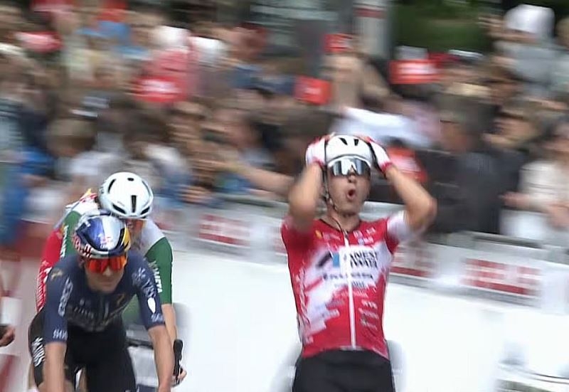 Томмазо Дати опередил Тома Пидкока и выиграл 1-й этап Тура Альп-2026