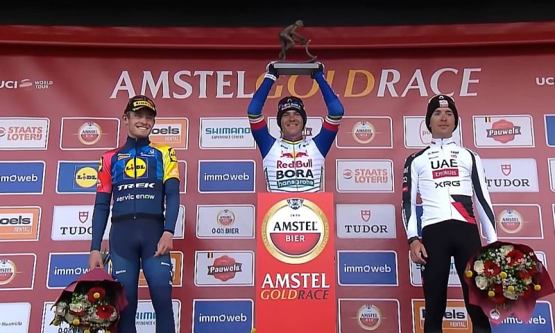 Маттиас Скельмосе и Бенуа Коснефруа - на подиуме Амстел Голд Рэйс-2026