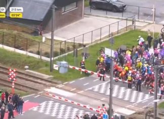 Инцидент со шлагбаумом на Туре Фландрии-2026 не повлиял на ход гонки