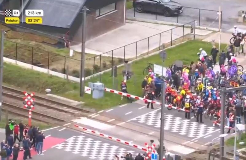 Инцидент со шлагбаумом на Туре Фландрии-2026 не повлиял на ход гонки