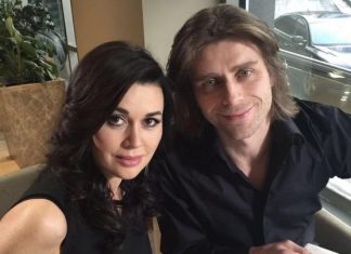 55 лет со дня рождения Заворотнюк: семья актрисы показала ее архивные фото, Пётр Чернышёв привёз на могилу белые розы