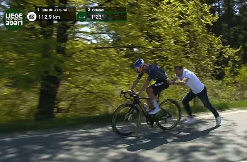 Прокол разрушил шансы Тома Пидкока на Льеж-Бастонь-Льеж-2026