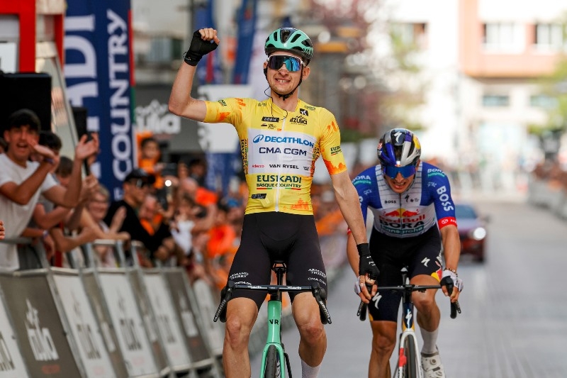 Хет-трик Поля Сэксаса на Туре Страны Басков-2026