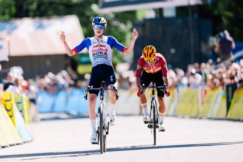 Двойной успех Red Bull Bora-hansgrohe: Ван Гильс – победитель 6 этапа, Таквелл в майке лидера на Туре Овернь – Рона-Альпы-2026