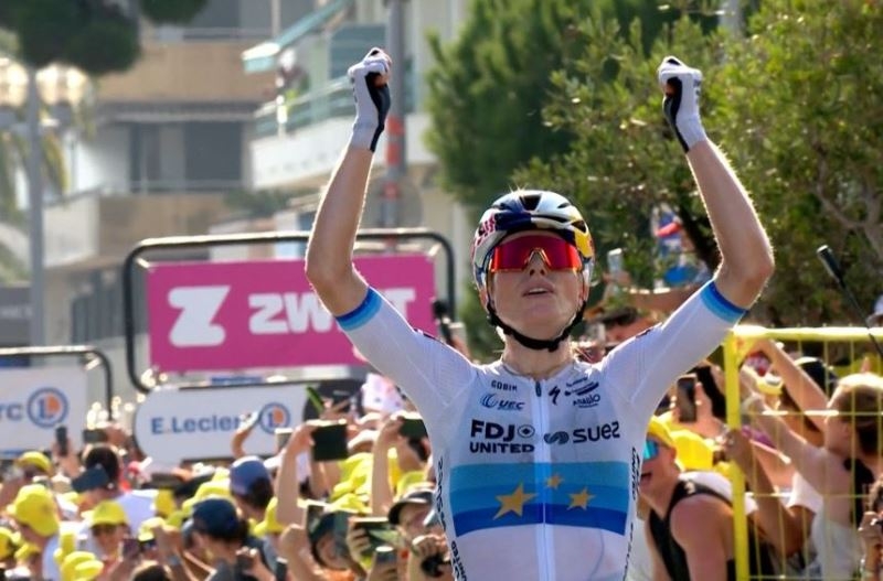 Деми Воллеринг выиграла 8-й этап Тур де Франс-2026 сольной атакой и перехватила жёлтую майку