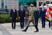 Польша в шоке: Варшава приостановила передачу Украине пакета военной помощи из-за решения Львовского облсовета