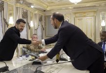 Хорошо, что игрушечный: представители оборонной компании США подарили Зеленскому истребитель